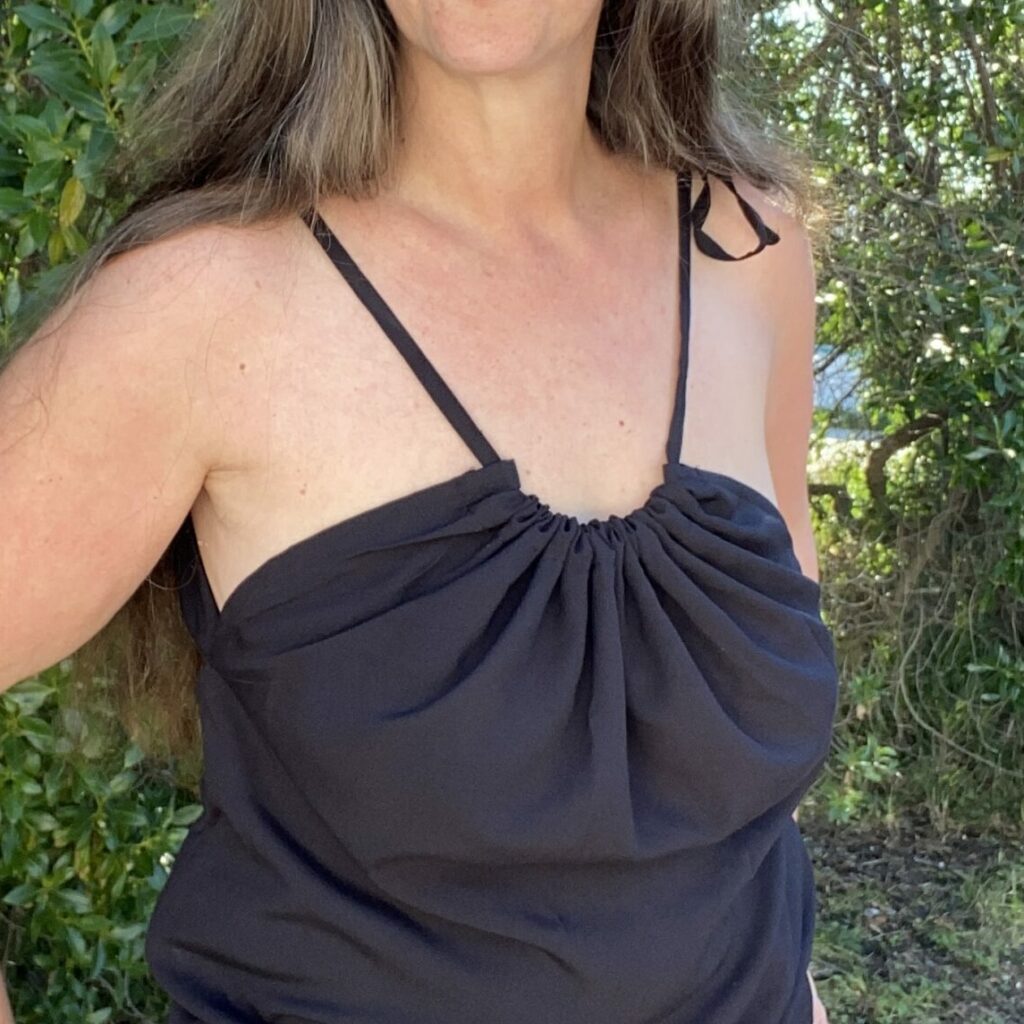 elegantes sommerliches Top in schwarz aus leichter Viskose, One-size durch verstellbare Trägern