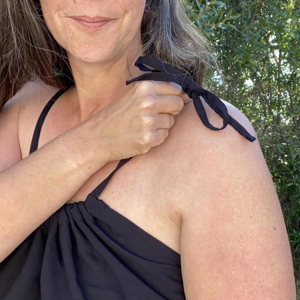 elegantes sommerliches Top in schwarz aus leichter Viskose, One-size durch verstellbare Trägern