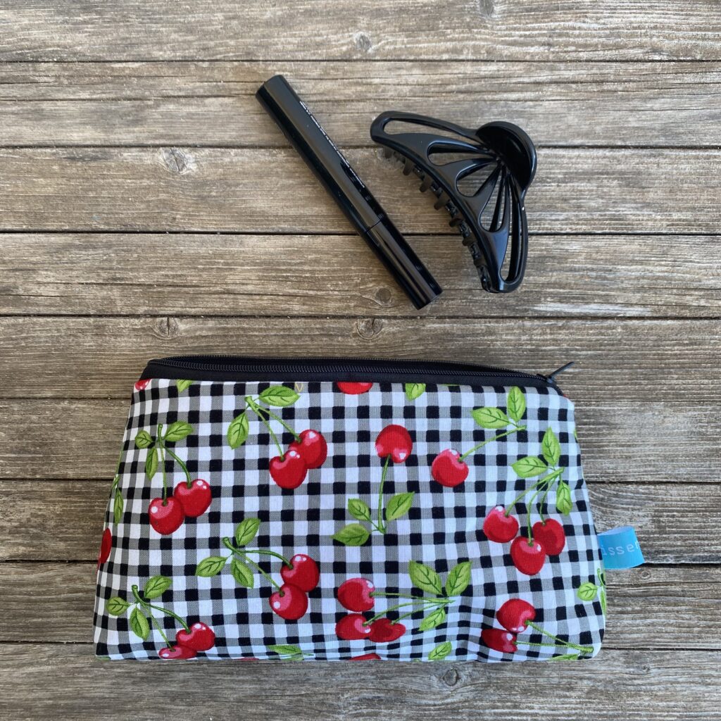 Rockabilly Tasche mit Kirschen/ Make-Up Tasche/ Kosmetiktasche, schwarz-weiß kariert, MIt Mascare und Haarklammer