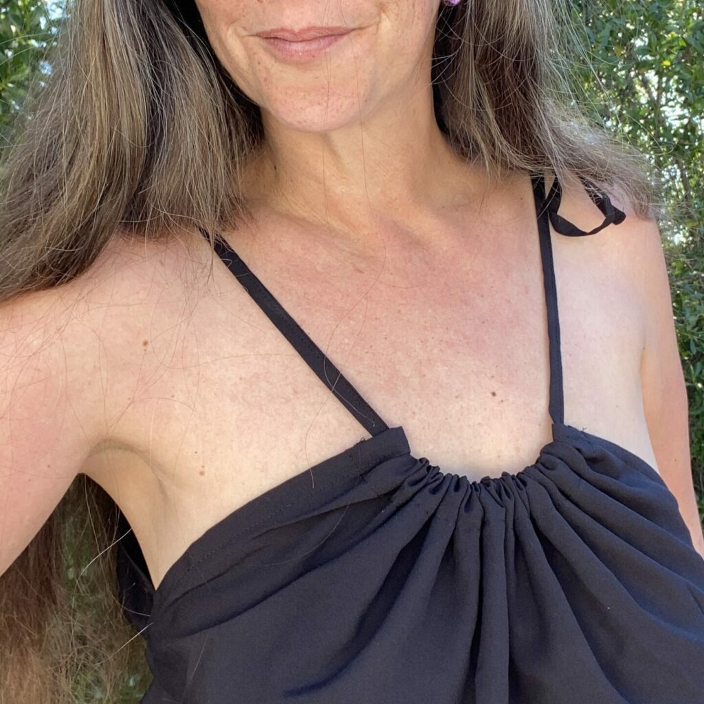 elegantes sommerliches Top in schwarz aus leichter Viskose, One-size durch verstellbare Trägern