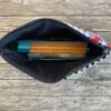 Rockabilly Tasche mit Kirschen/ Make-Up Tasche/ Kosmetiktasche, schwarz-weiß kariert, offen mit Stiften