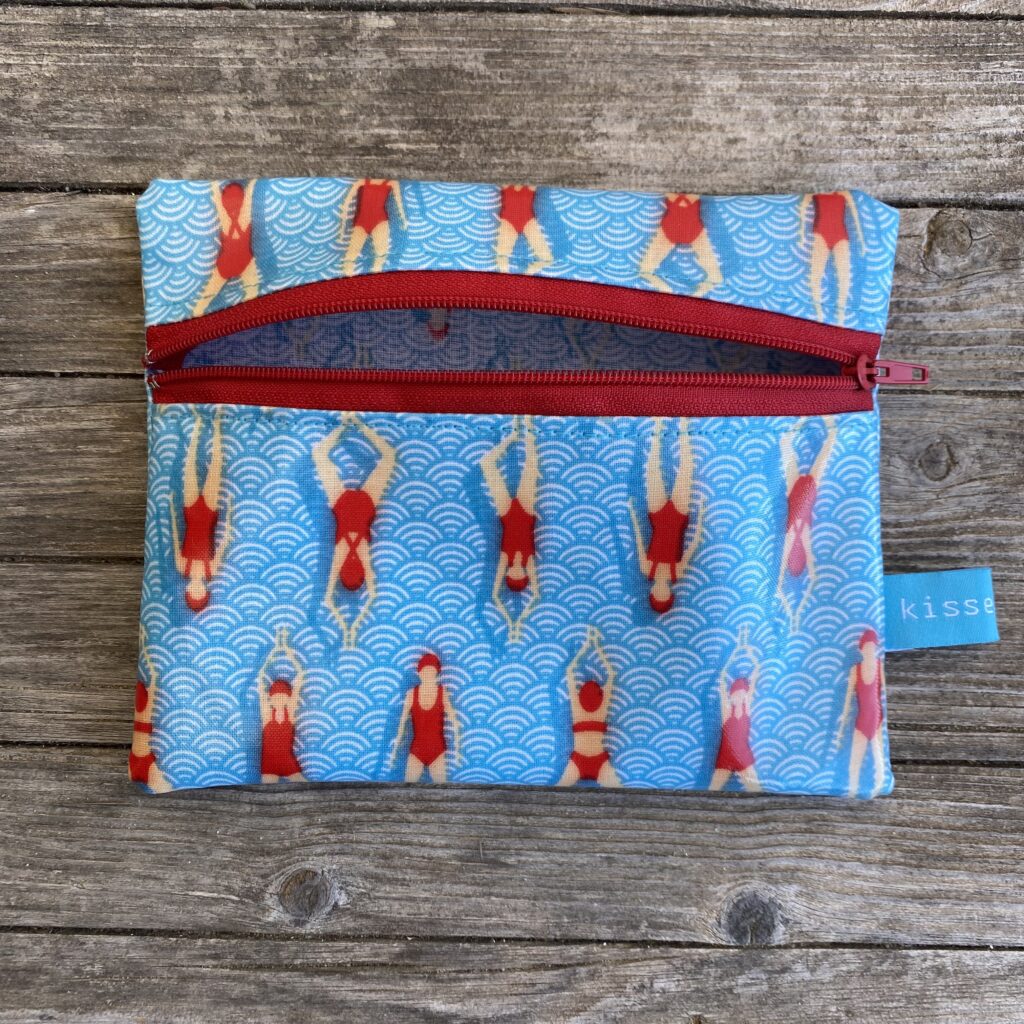 Mini-Wetbag mit Schwimmerinnen, Schwimmen, Schwimmmädchen,zusammen mit Mini-Wetbag, geöffnet