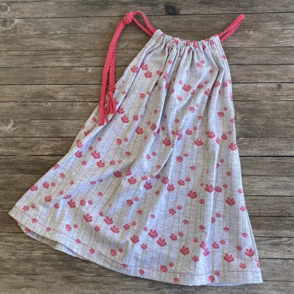 Sommerkleid zum Mitwachsen für Mädchen hellgrau mit pinken Blumen, 4-6 Jahre