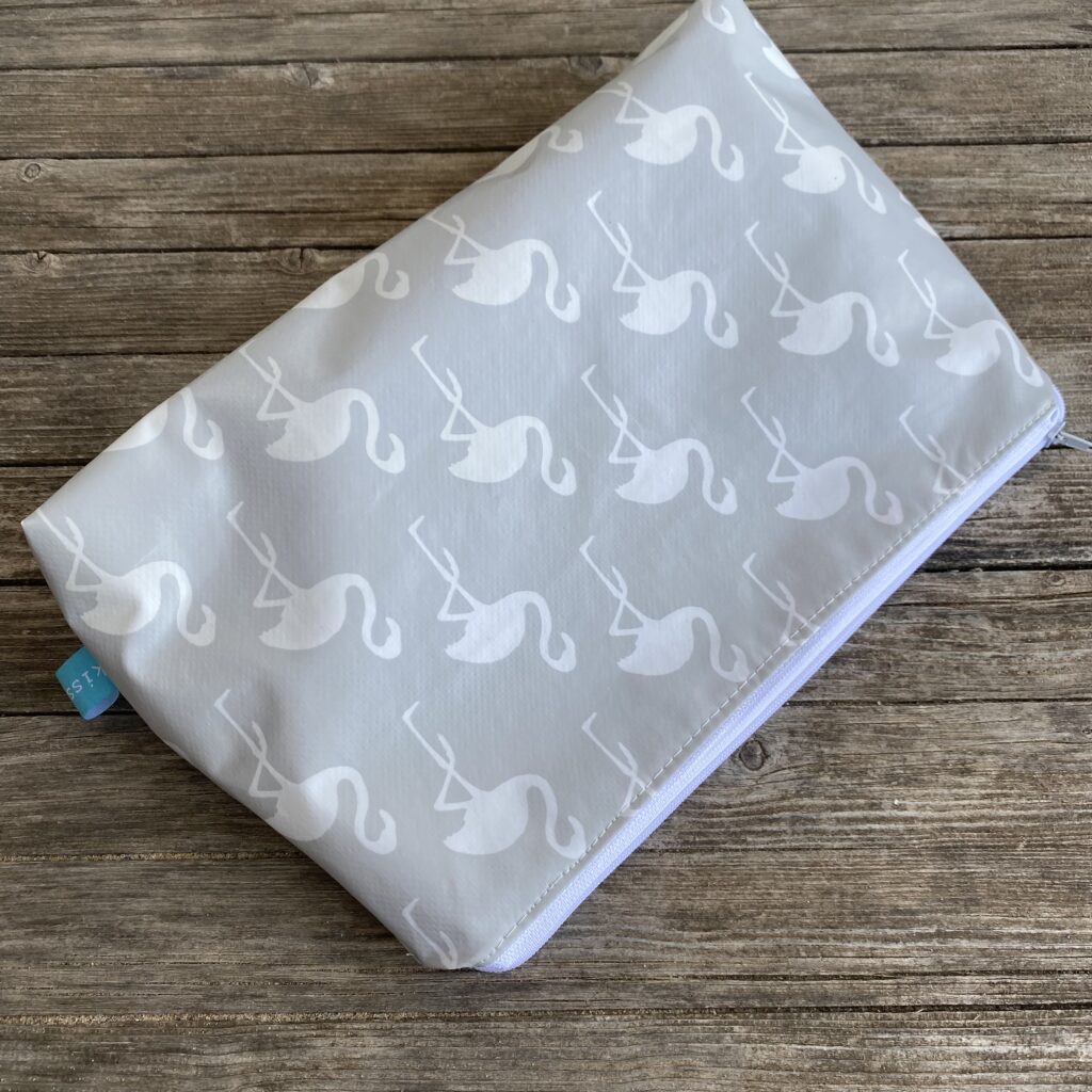 Wetbag, Kulturbeutel, Wickeltasche für Strand oder Schwimmbad mit Flamingo, grau