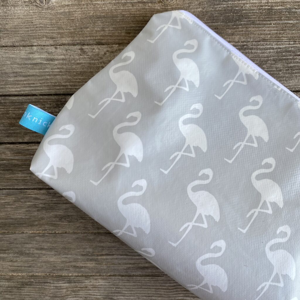 Wetbag, Kulturbeutel, Wickeltasche für Strand oder Schwimmbad mit Flamingo, grau