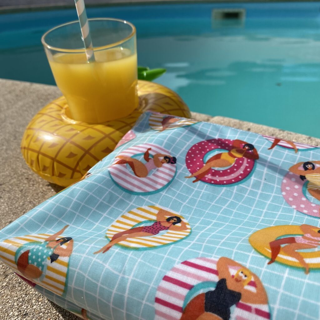 Schwimmtasche/ Wetbag/ Kulturbeutel 'Sommer im Pool' Ladies auf Schwimmreifen