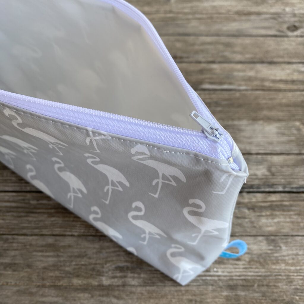 Wetbag, Kulturbeutel, Wickeltasche für Strand oder Schwimmbad mit Flamingo, grau, geöffnet