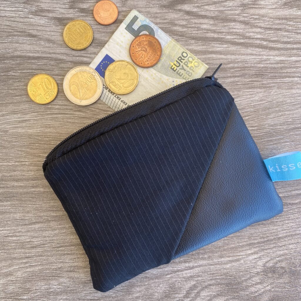 Kleines Portemonaie mit klassischen Nadelstreifen