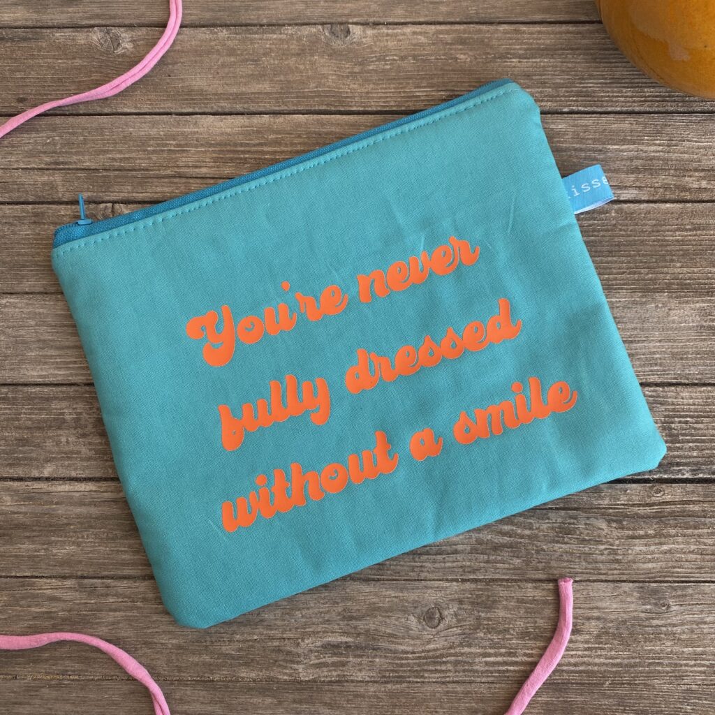 You´re never fully dressed without a smile - Tasche türkis mit orangener Schrift