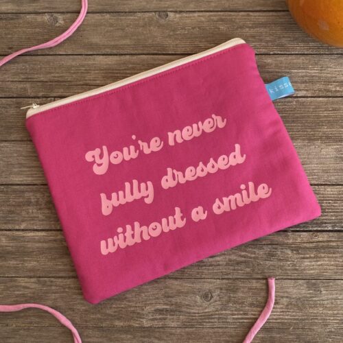 You´re never fully dressed without a smile - Tasche pink mit rosa Schrift