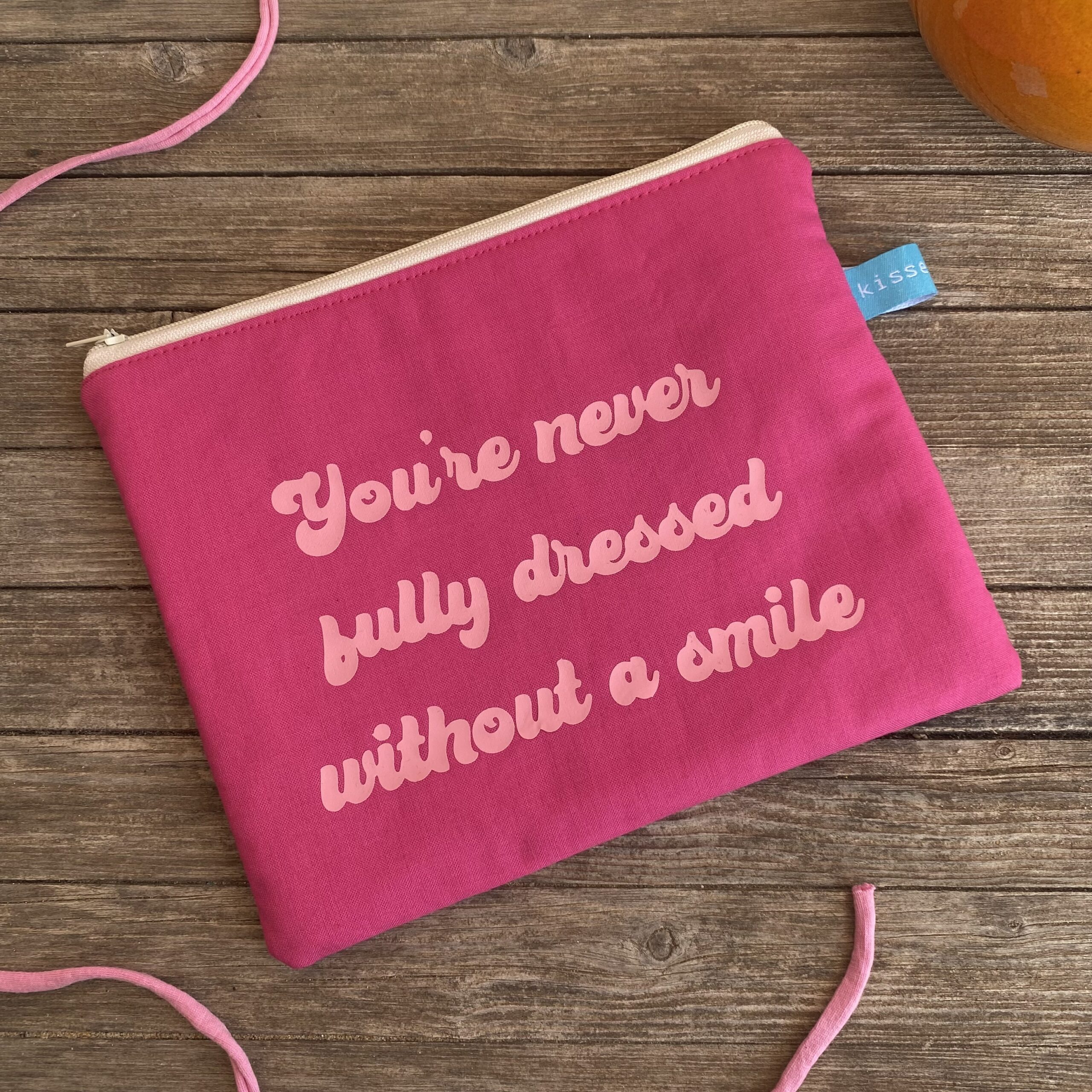 You´re never fully dressed without a smile - Tasche pink mit rosa Schrift