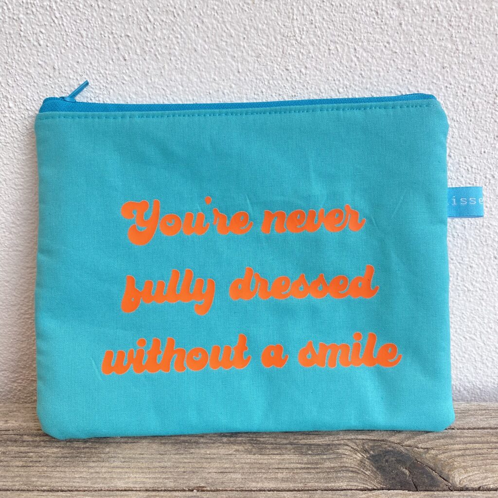 You´re never fully dressed without a smile - Tasche türkis mit orangener Schrift