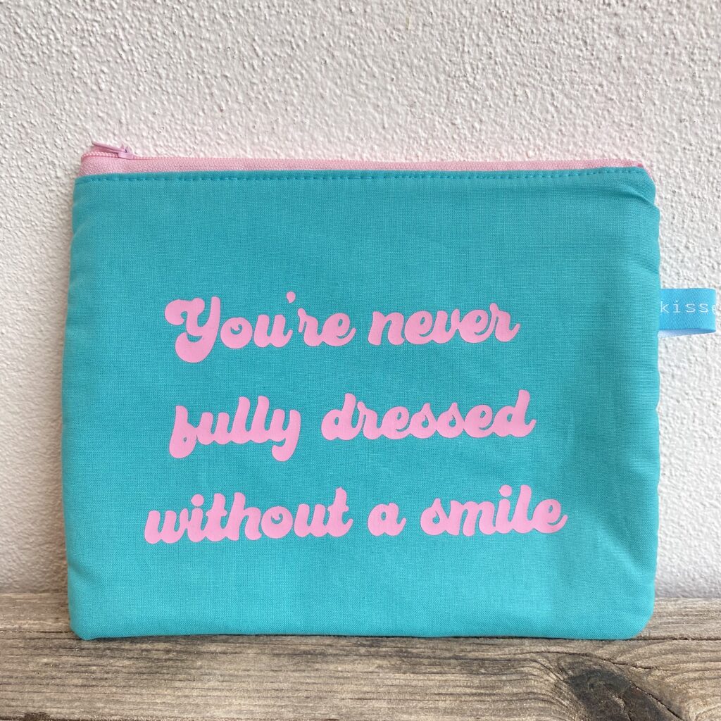 You´re never fully dressed without a smile - Tasche türkis mit rosa Schrift