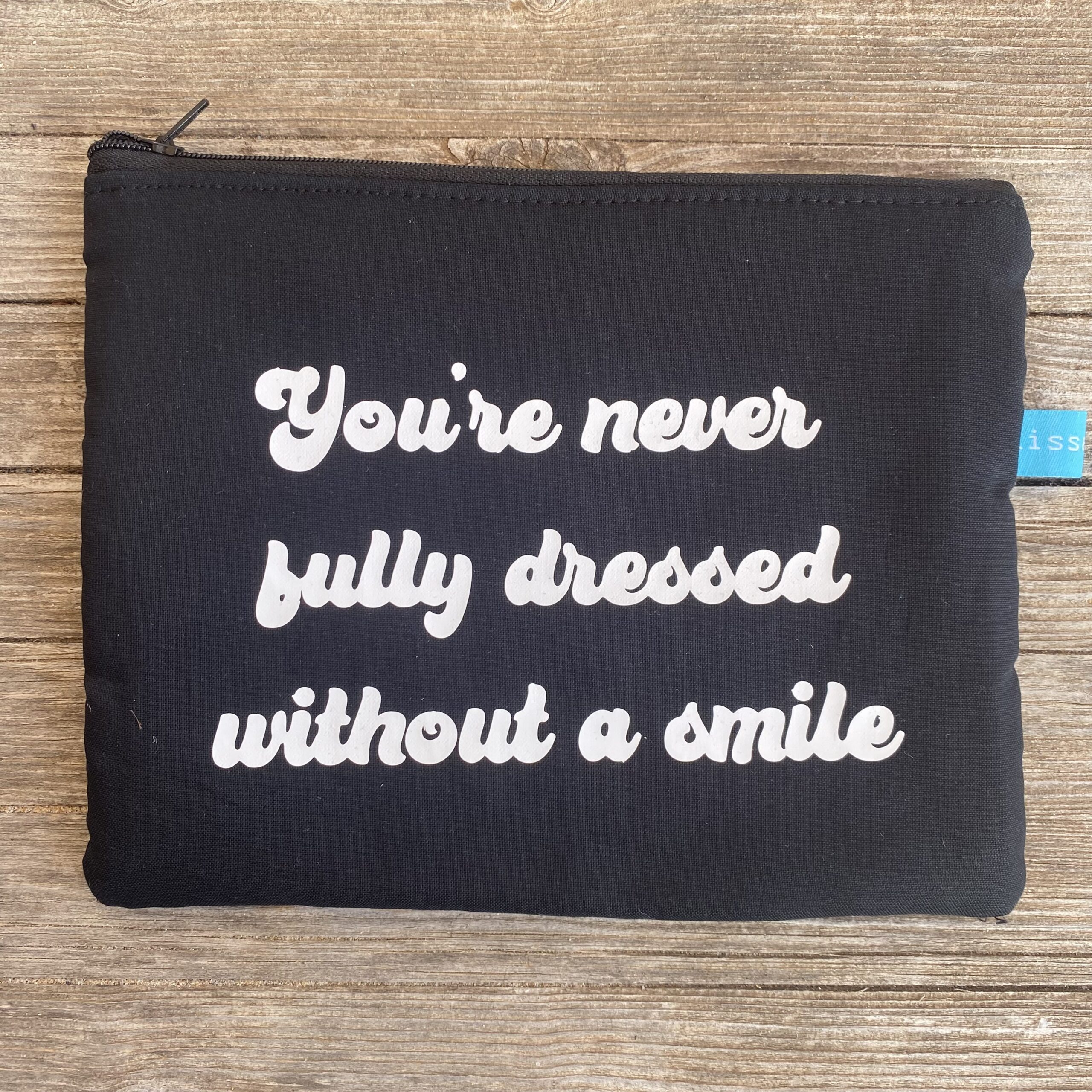 You´re never fully dressed without a smile - Tasche schwarz mit weißer Schrift