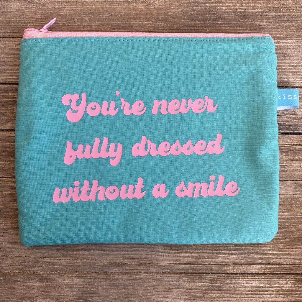 You´re never fully dressed without a smile - Tasche türkis mit rosa Schrift