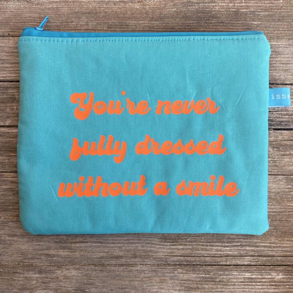 You´re never fully dressed without a smile - Tasche türkis mit orangener Schrift