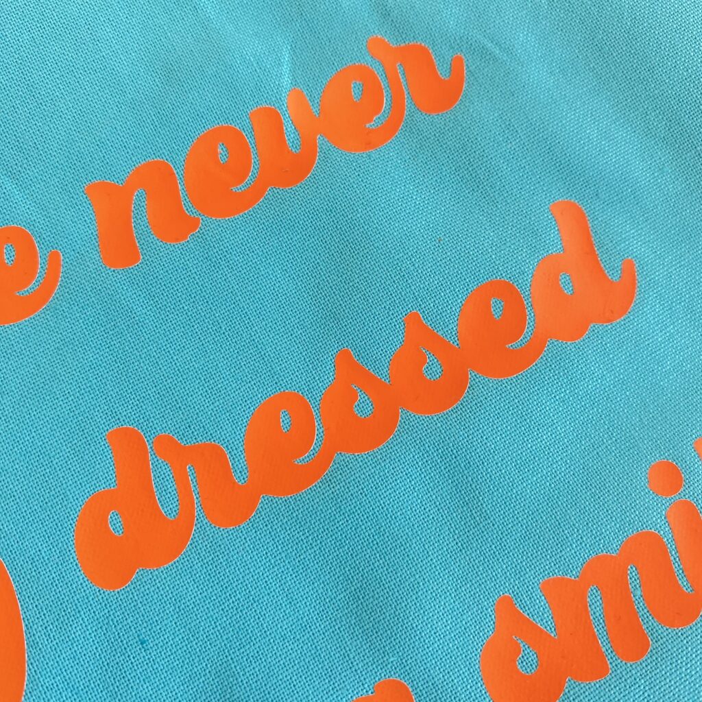 You´re never fully dressed without a smile - Tasche türkis mit orangener Schrift