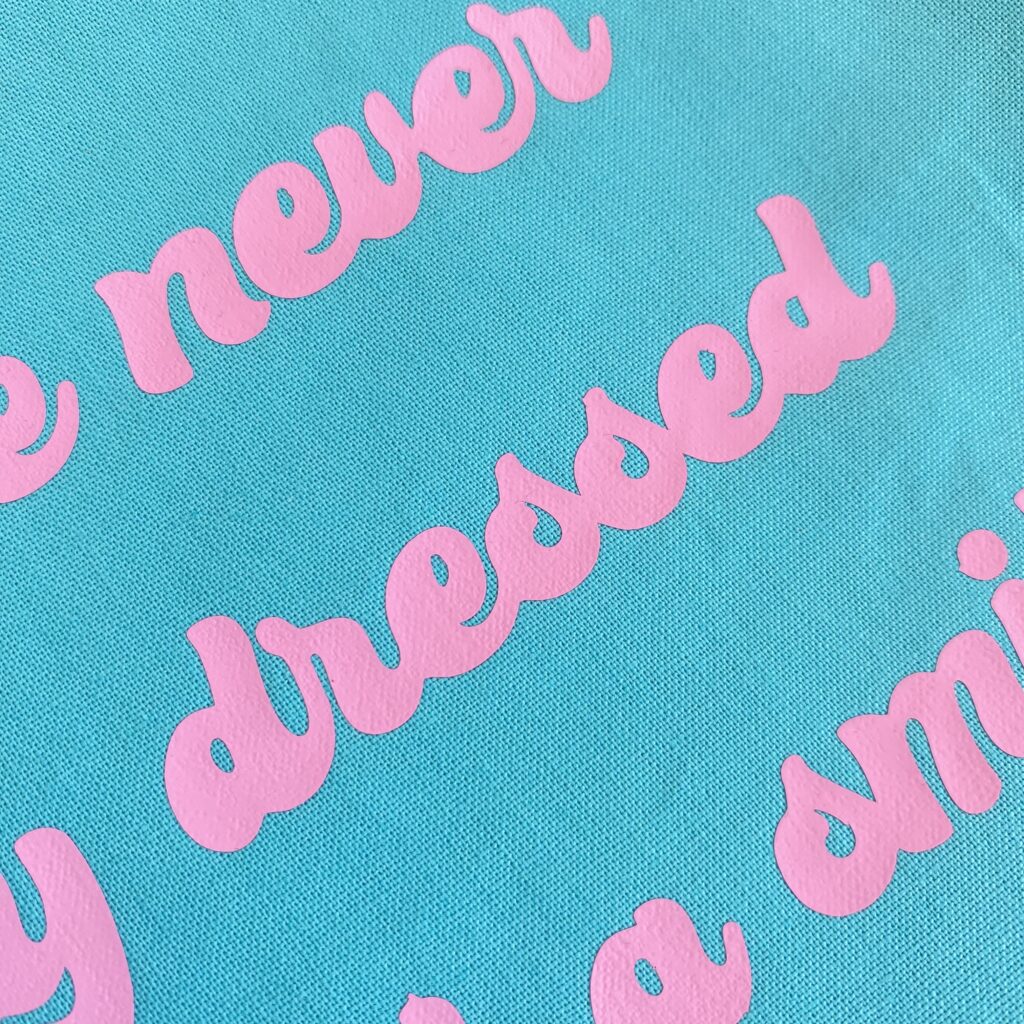 You´re never fully dressed without a smile - Tasche türkis mit rosa Schrift