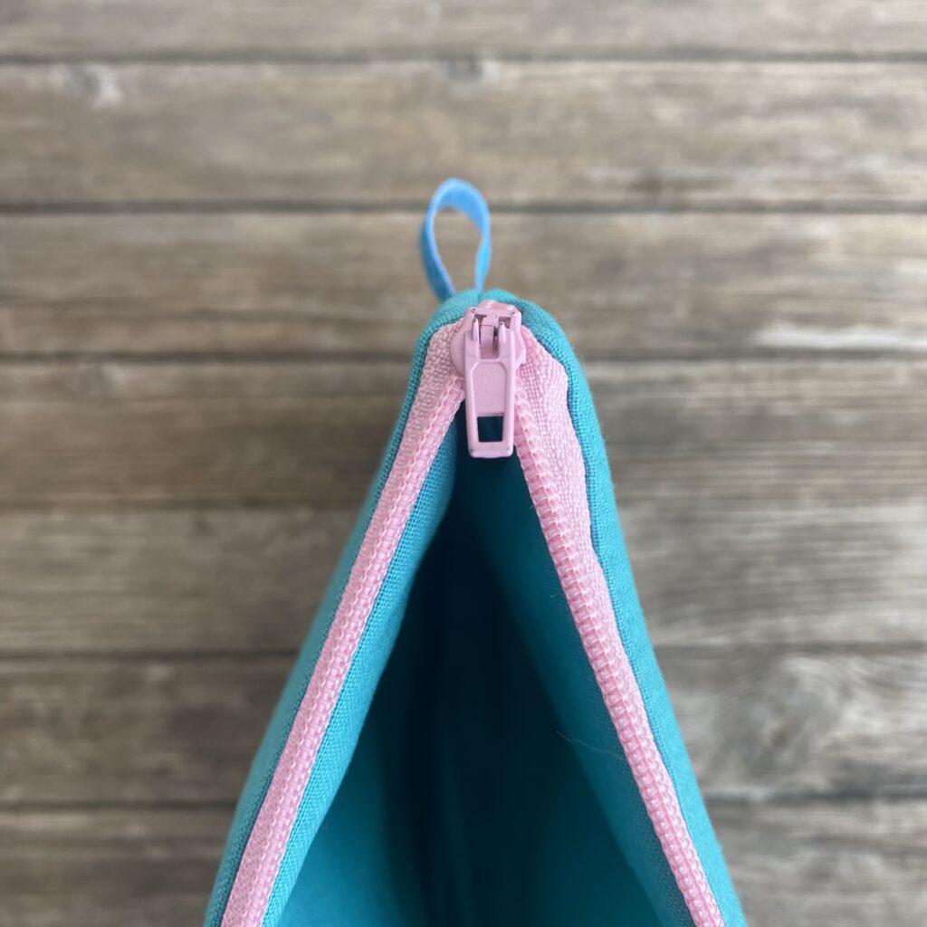 You´re never fully dressed without a smile - Tasche türkis mit rosa Schrift - Detail