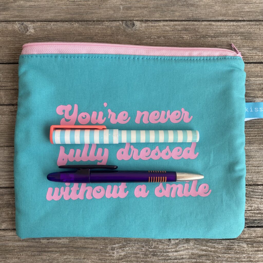 You´re never fully dressed without a smile - Tasche türkis mit rosa Schrift