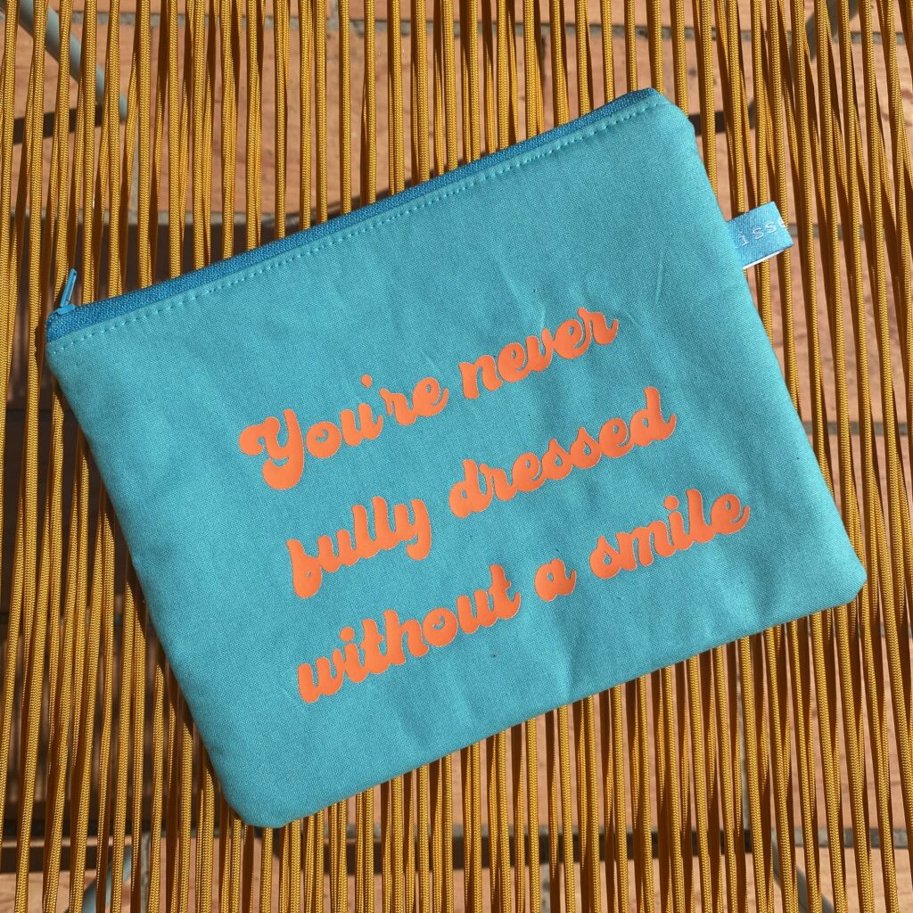 You´re never fully dressed without a smile - Tasche türkis mit orangener Schrift
