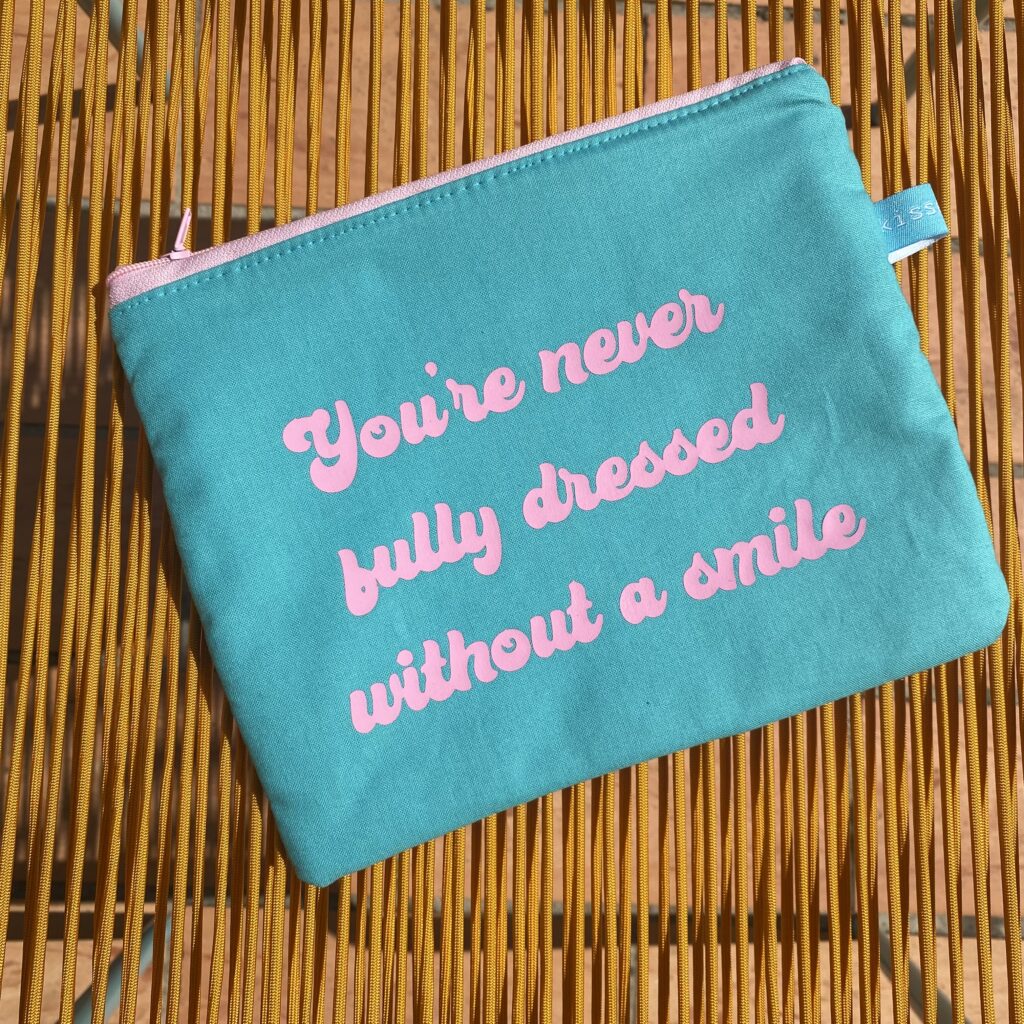 You´re never fully dressed without a smile - Tasche türkis mit rosa Schrift