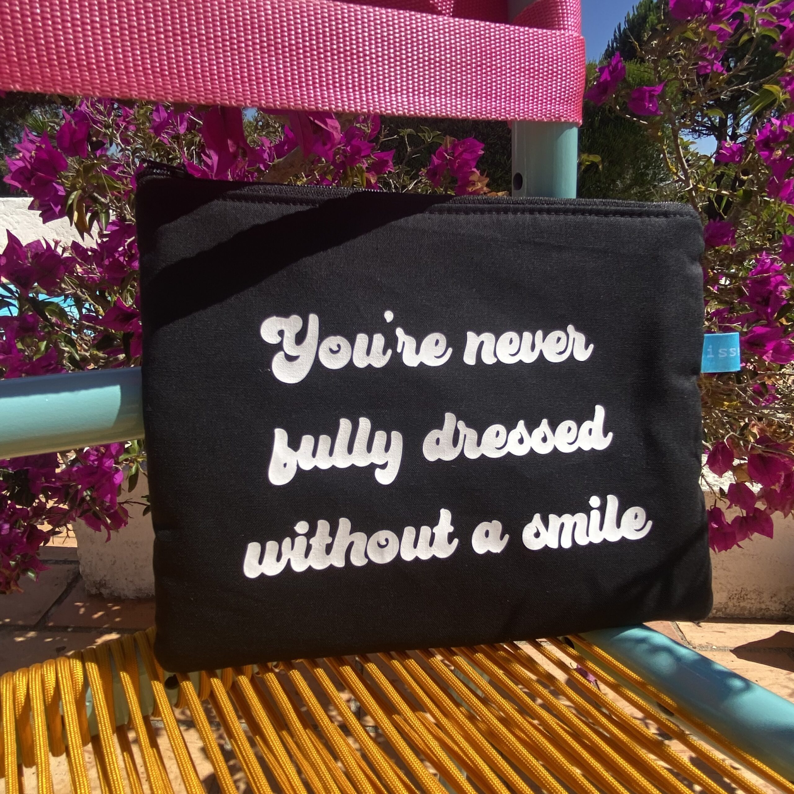 You´re never fully dressed without a smile - Tasche schwarz mit weißer Schrift