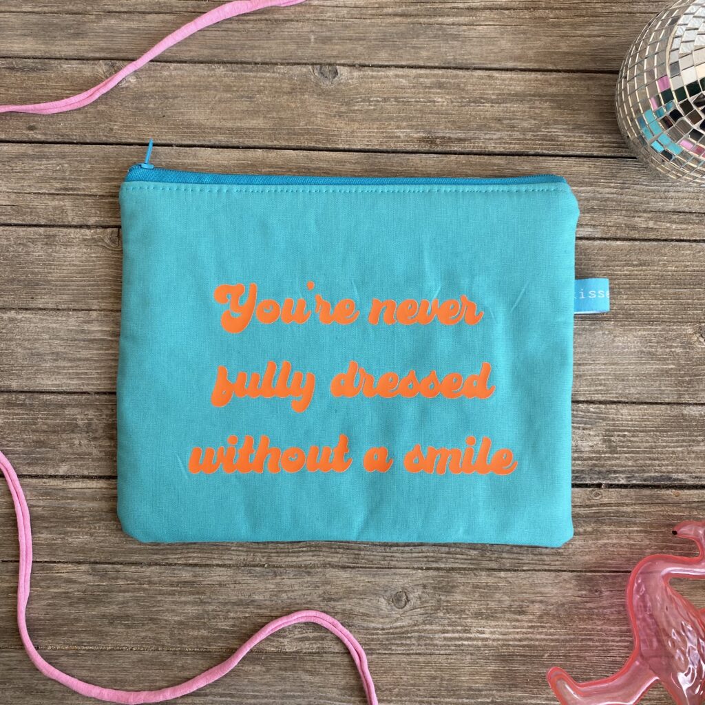 You´re never fully dressed without a smile - Tasche türkis mit orangener Schrift