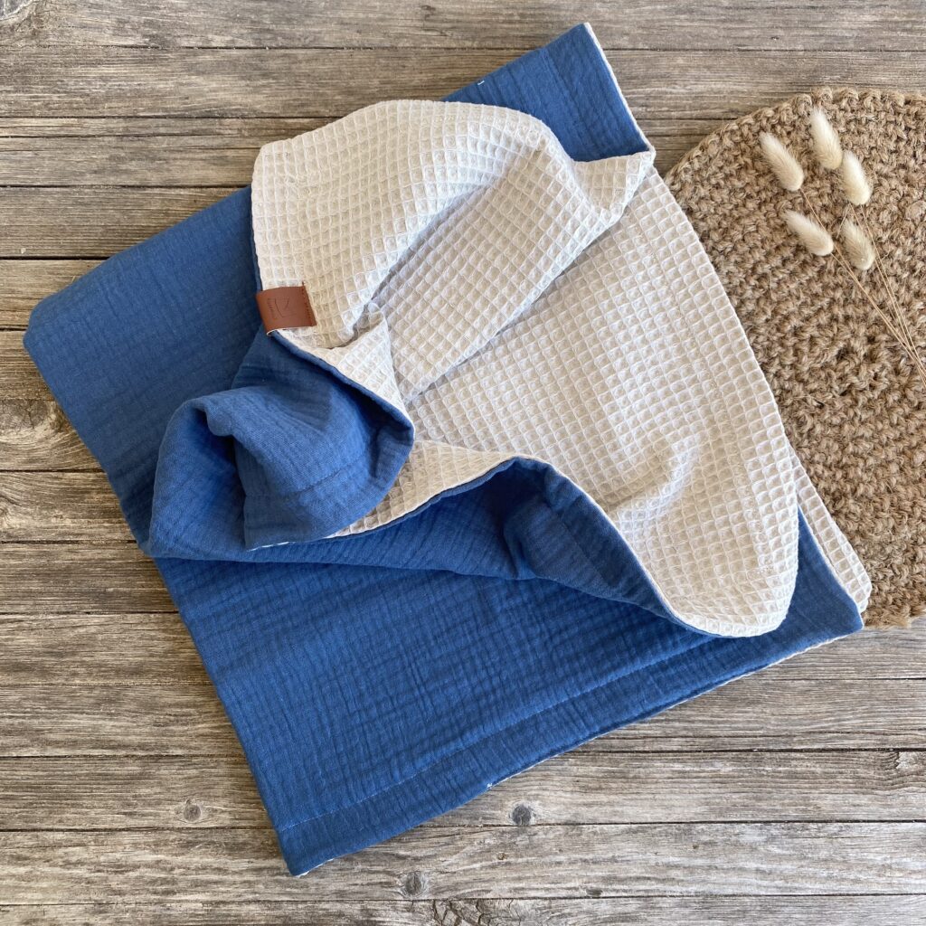 Babydecke, Krabbeldecke, Waffelpiqué/ Musselin, beige/ blau, 70 x 70 cm, personalisiert