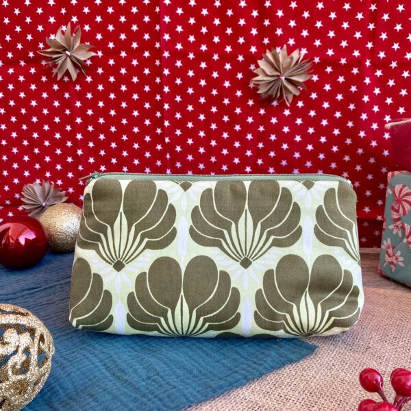 Weihnachtlich eindekorierte Schminktasche, Kosmetiktasche, Make Up Täschchen in Grün mit floralem Muster