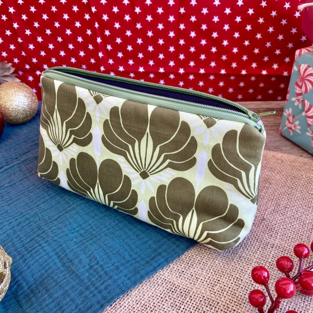 Schminktasche, Kosmetiktasche, Make Up Täschchen in Grün mit floralem Muster