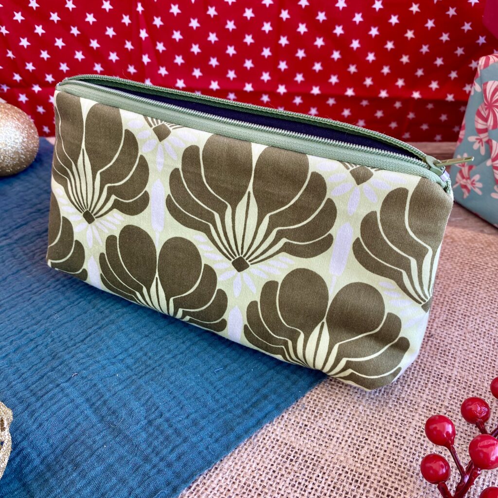 Schminktasche, Kosmetiktasche, Make Up Täschchen in Grün mit floralem Muster
