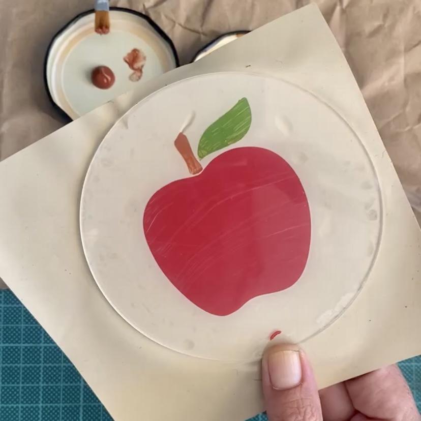 Apfel Namensschild gemalt, Folie von Rückseite abziehen