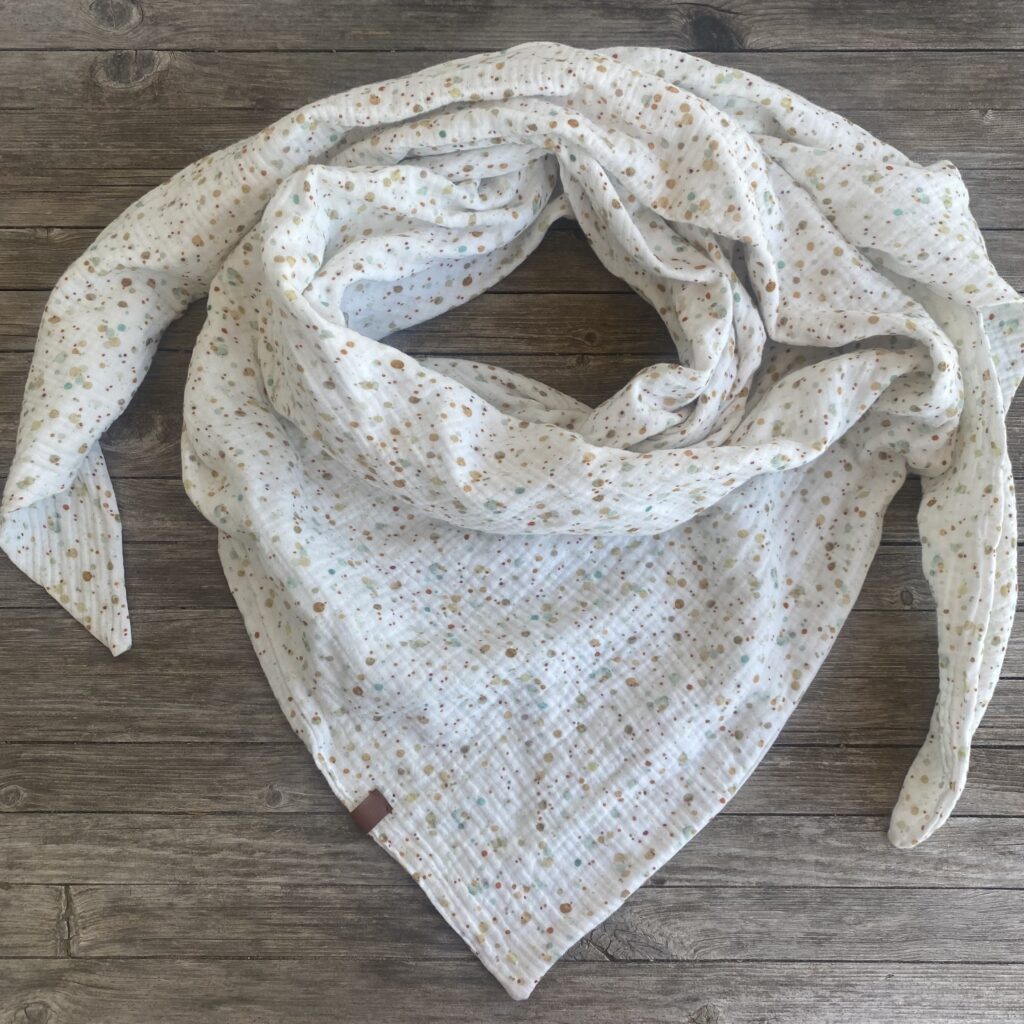 vielseitig kombinierbares Boho XXL Musselin Halstuch, Dreieckstuch in weiss mit kleinen Punkten