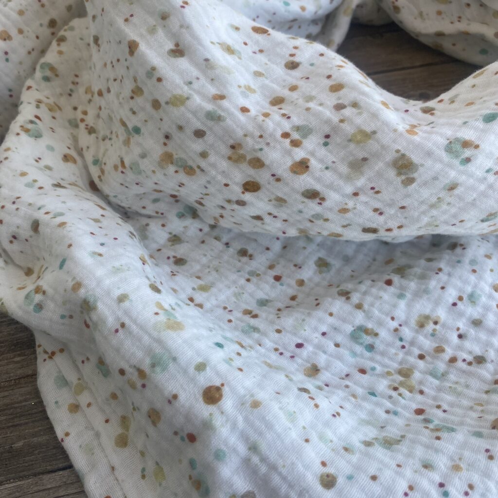 vielseitig kombinierbares Boho XXL Musselin Halstuch, Dreieckstuch in weiss mit kleinen Punkten