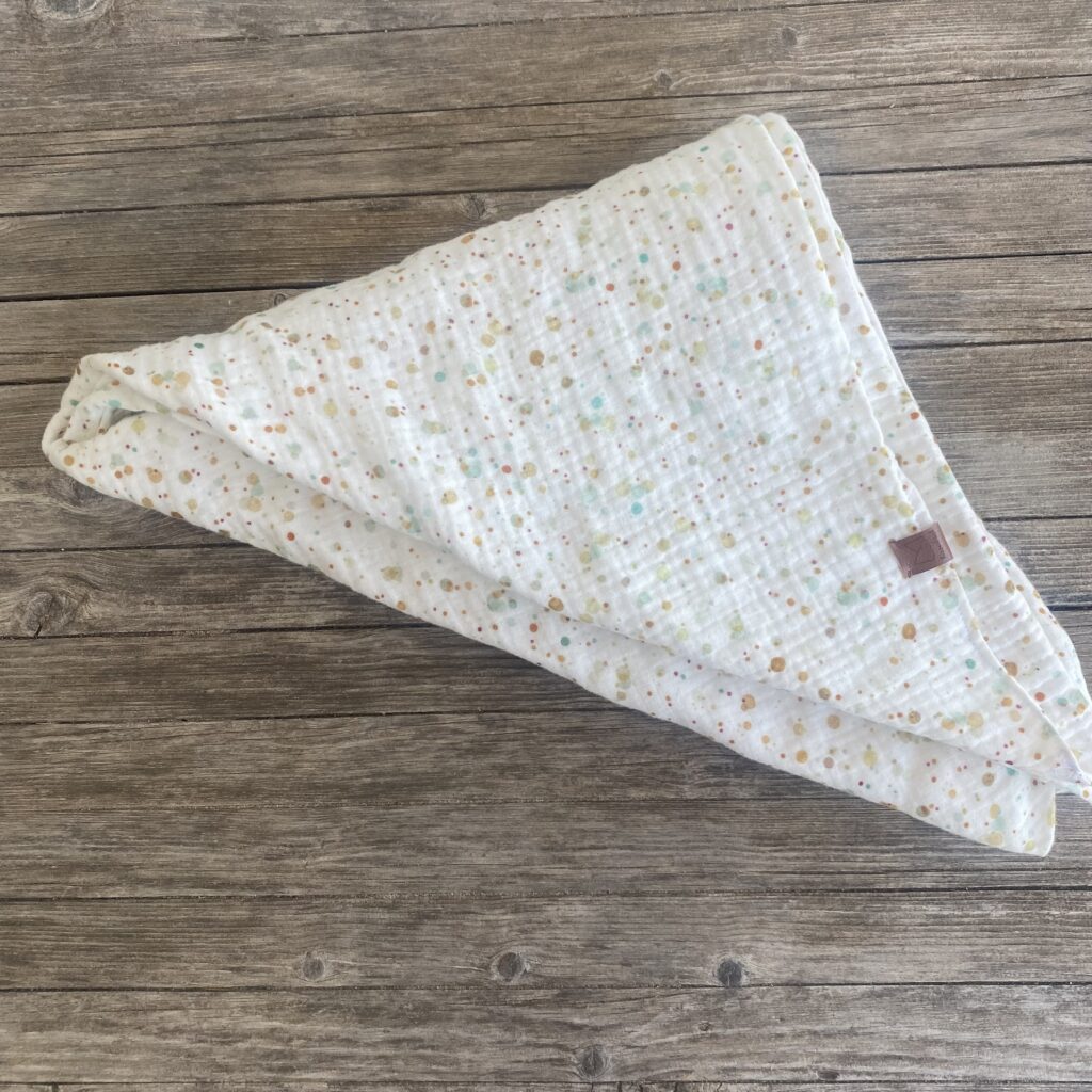 vielseitig kombinierbares Boho XXL Musselin Halstuch, Dreieckstuch in weiss mit kleinen Punkten