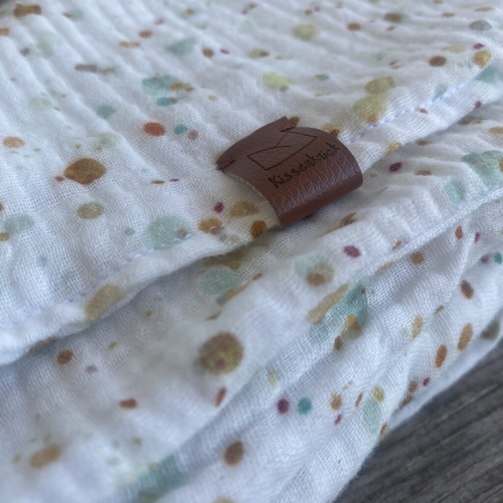 vielseitig kombinierbares Boho XXL Musselin Halstuch, Dreieckstuch in weiss mit kleinen Punkten