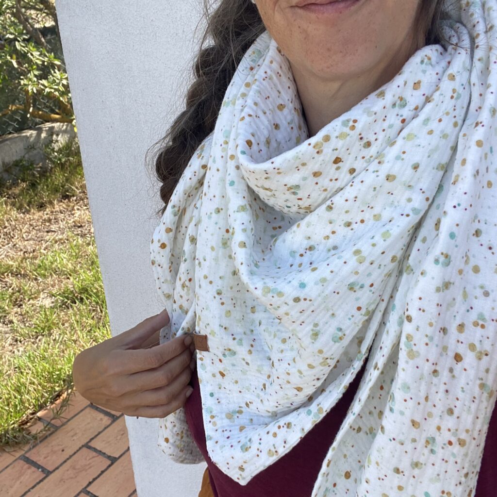 vielseitig kombinierbares Boho XXL Musselin Halstuch, Dreieckstuch in weiss mit kleinen Punkten