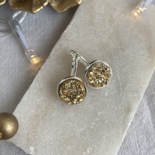 gold glitzernde Ohrringe in silberner Fassung