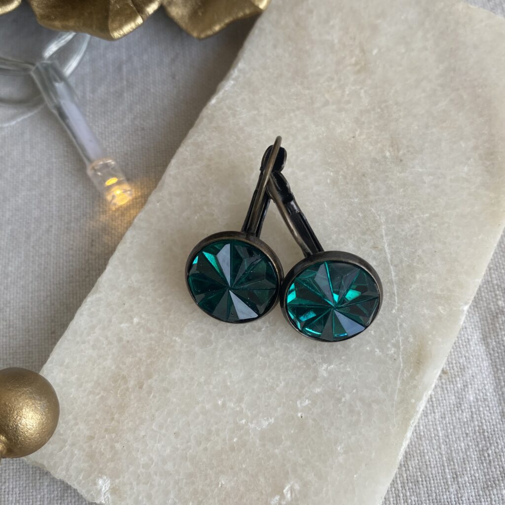 Zeitlose Cabochon Ohrringe aus grünem facettiert/ Fassung Altmessing