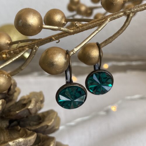 Zeitlose Cabochon Ohrringe aus grünem facettiert/ Fassung Altmessing