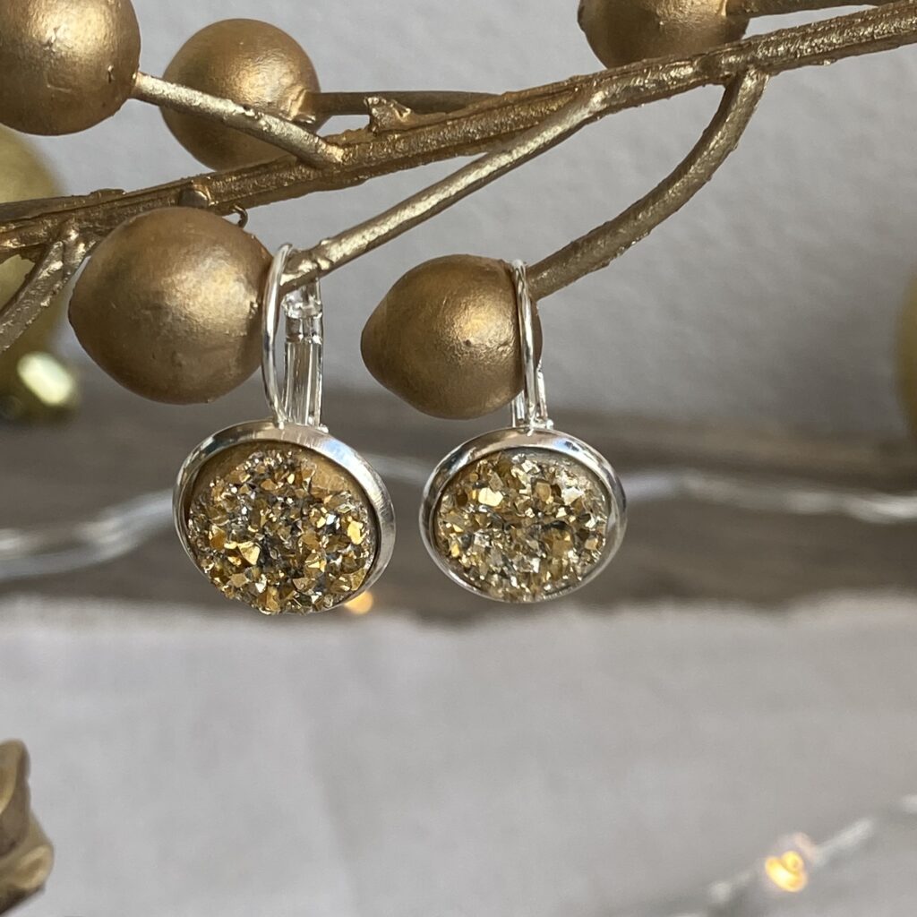 gold glitzernde Ohrringe in silberner Fassung