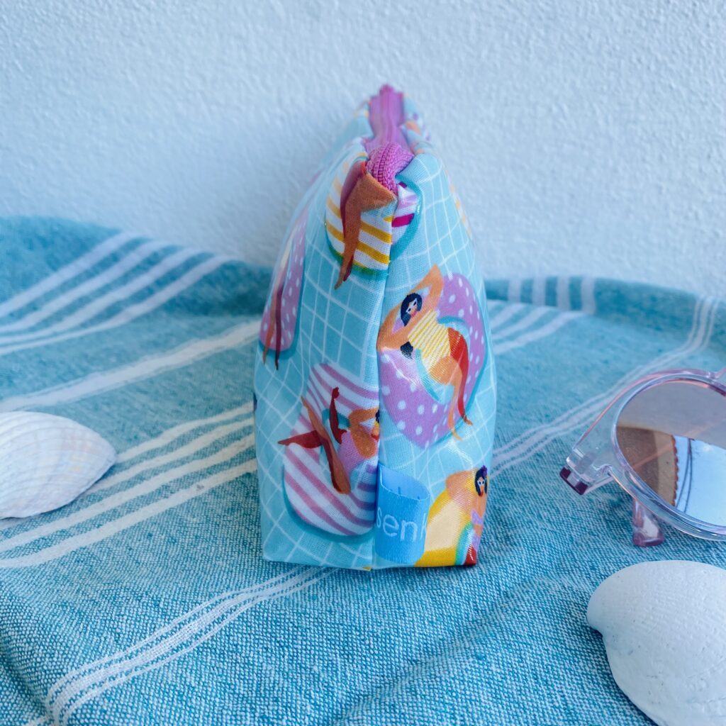 Wetbag/ Kosmetiktasche, wasserabweisend, mit Damen auf Schwimmreifen im Pool, Seitlich