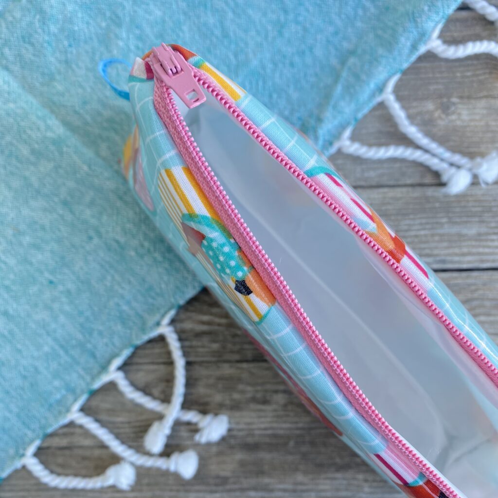 Wetbag/ Kosmetiktasche, wasserabweisend, mit Damen auf Schwimmreifen im Pool, Reißverschluss offen