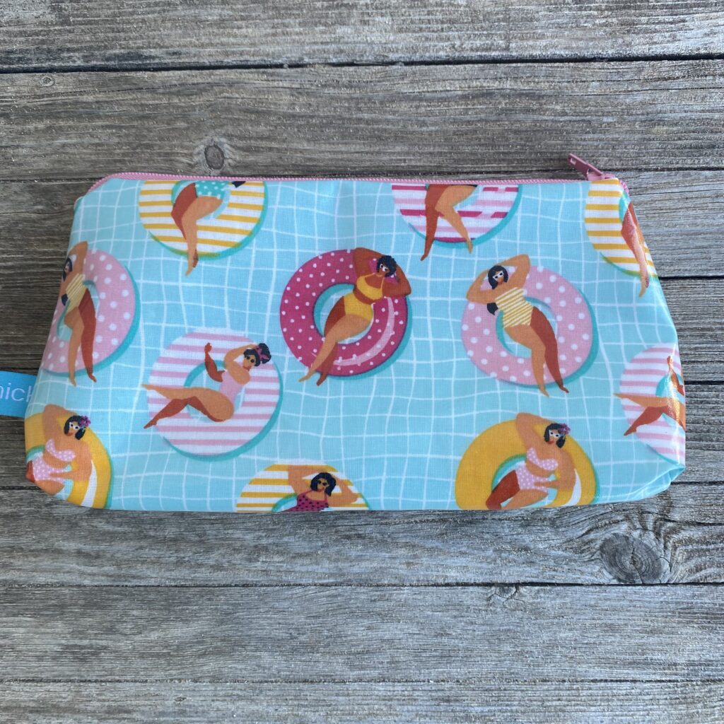 Wetbag/ Kosmetiktasche, wasserabweisend, mit Damen auf Schwimmreifen im Pool