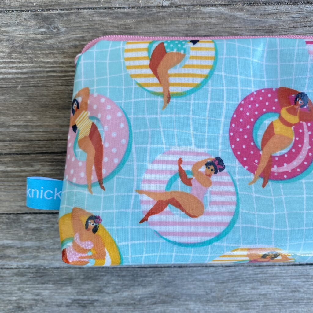 Wetbag/ Kosmetiktasche, wasserabweisend, mit Damen auf Schwimmreifen im Pool, Detail