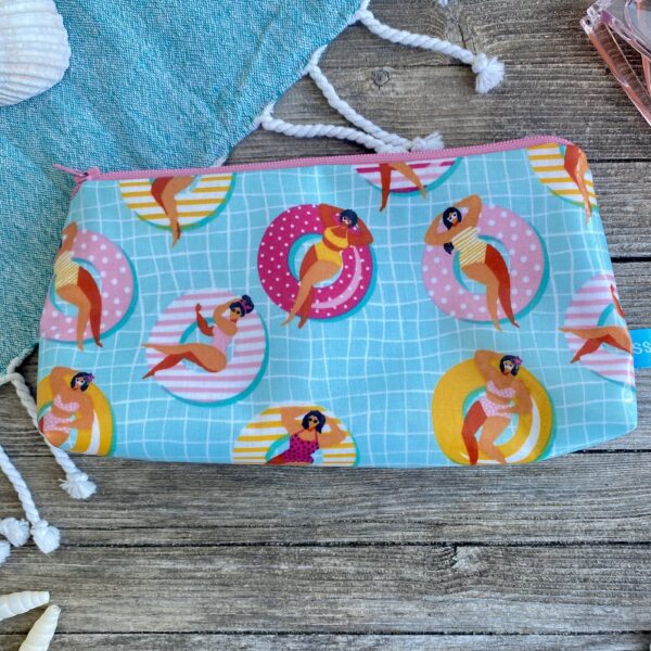 Wetbag/ Kosmetiktasche, wasserabweisend, mit Damen auf Schwimmreifen im Pool, Detail