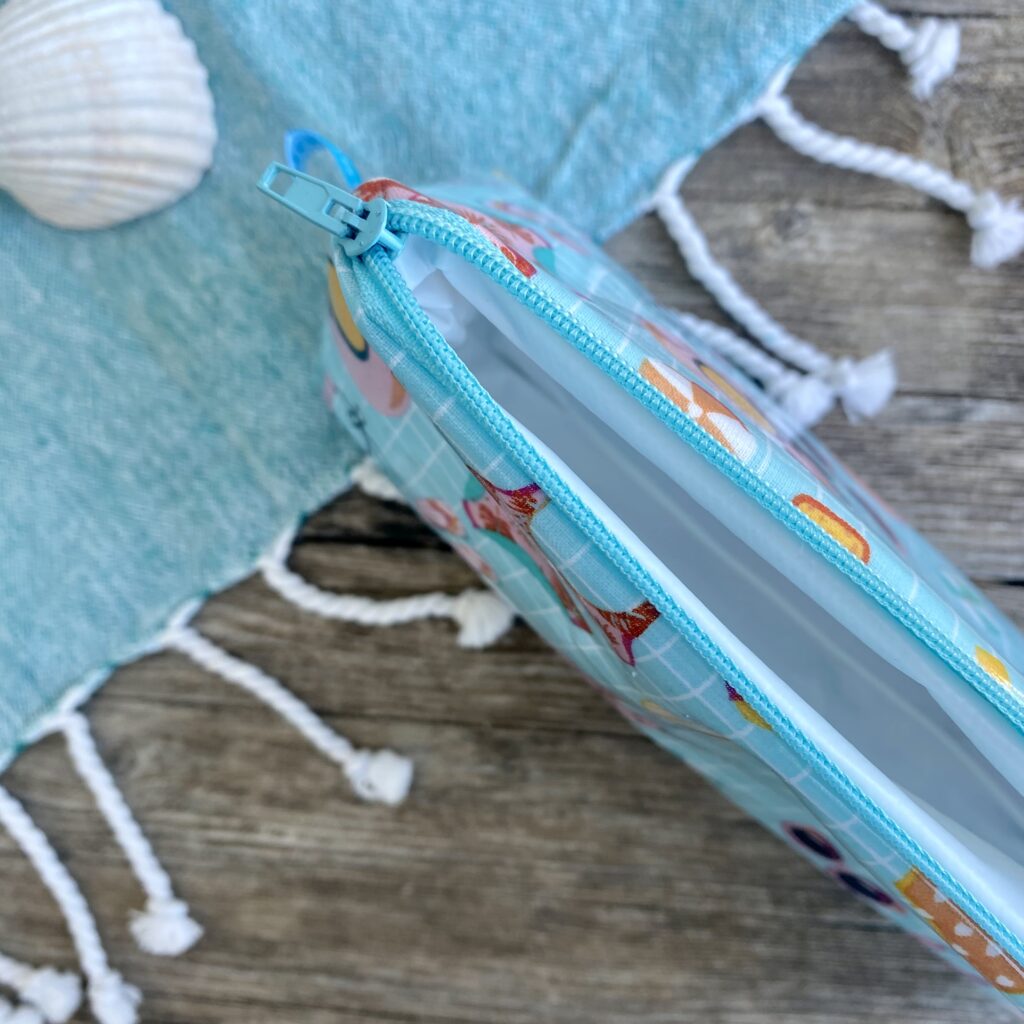 Wetbag/ Kosmetiktasche aus beschichteter Baumwolle, wasserabweisend,Motiv: Badekleidung, Strandzubehör, offen Detail von oben