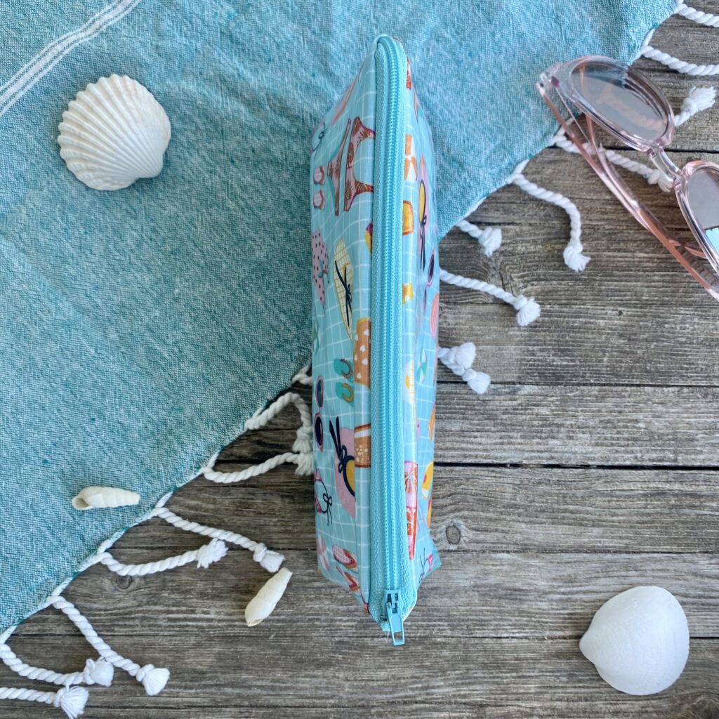 Wetbag/ Kosmetiktasche aus beschichteter Baumwolle, wasserabweisend,Motiv: Badekleidung, Strandzubehör, geschlossen von oben