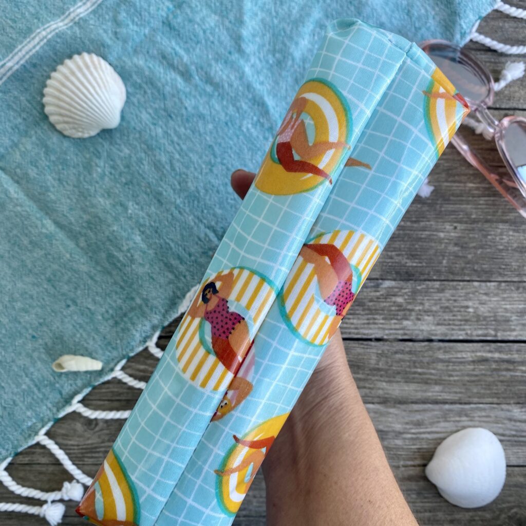 Wetbag/ Kosmetiktasche aus beschichteter Baumwolle, wasserabweisend, mit Damen auf Schwimmreifen im Pool – Bild 9